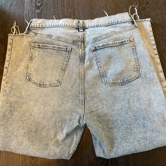 Old Navy Sky-Hi Jeans 👖🤍 - Picture 3 of 3